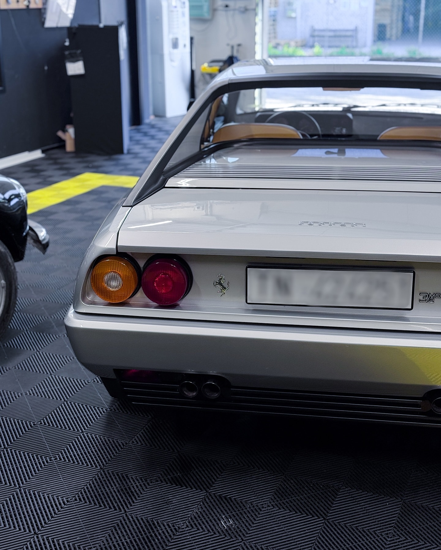 Ferrari Mondial grigia - Dettaglio posteriore