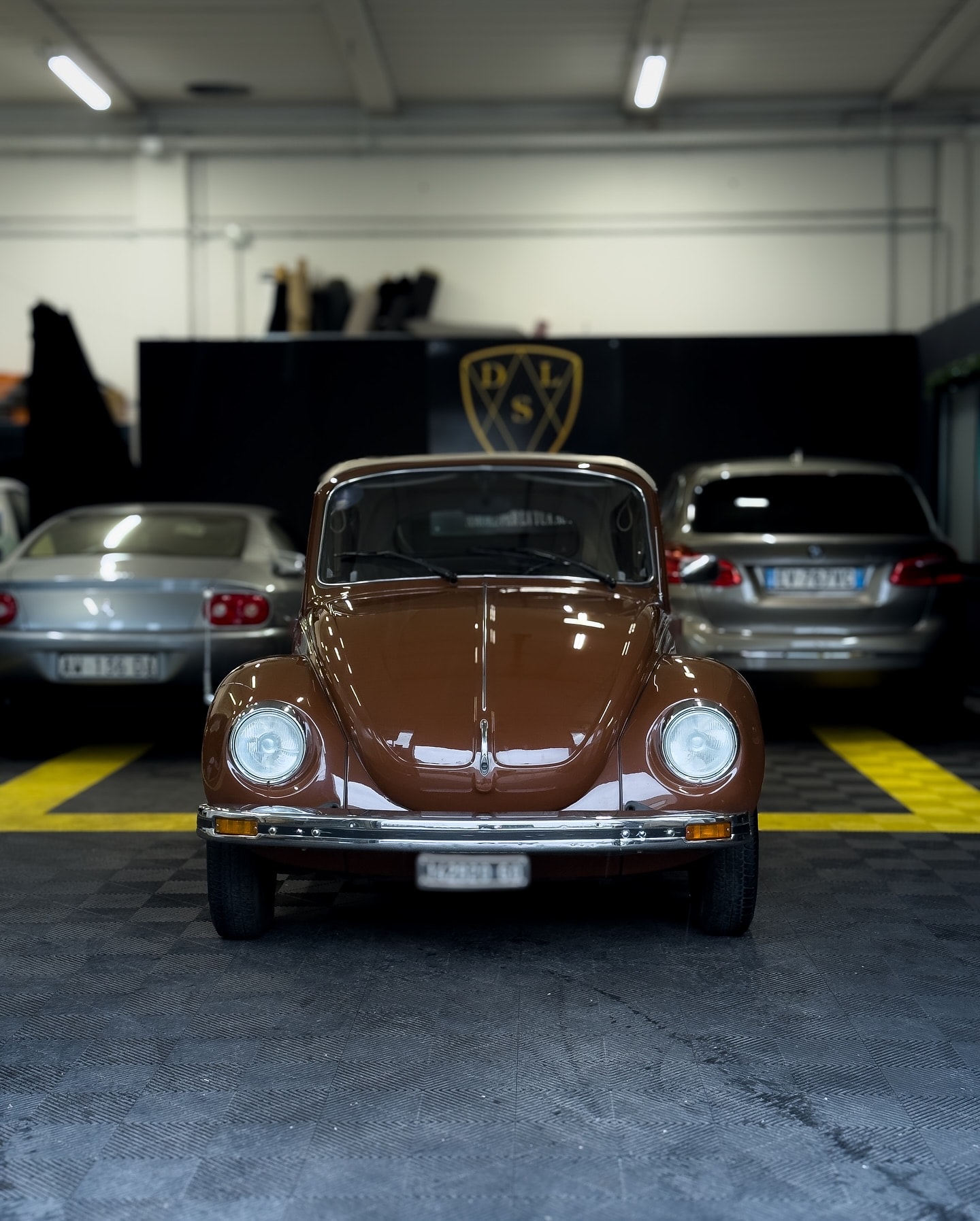 VW Maggiolino marrone - Frontale restauro